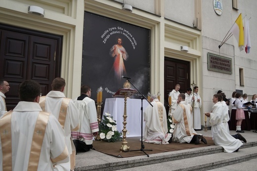 Pan Jezus na kwietnych dywanach. Boże Ciało na Kamionku