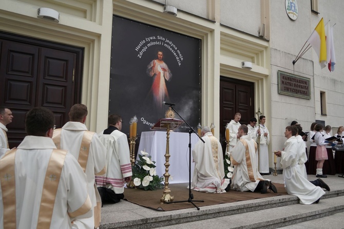 Pan Jezus na kwietnych dywanach. Boże Ciało na Kamionku