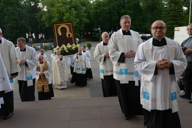 Początek uroczystości 50. rocznicy rozpoczęcia peregrynacji kopii Cudownego Obrazu Jasnogórskiego