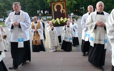 Kopia jasnogórskiej ikony została wniesiona uroczyście do katedry. Z kapłanami nieśli ją biskupi Marek Solarczyk i Piotr Turzyński.