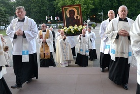 Kopia jasnogórskiej ikony została wniesiona uroczyście do katedry. Z kapłanami nieśli ją biskupi Marek Solarczyk i Piotr Turzyński.