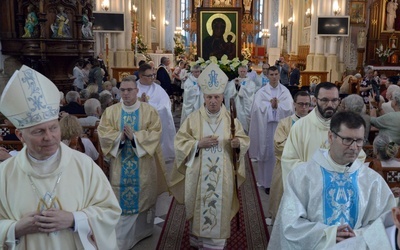 Odprowadzenie obrazu, który - po zakończonych uroczystościach - został odwieziony na Jasną Górę.