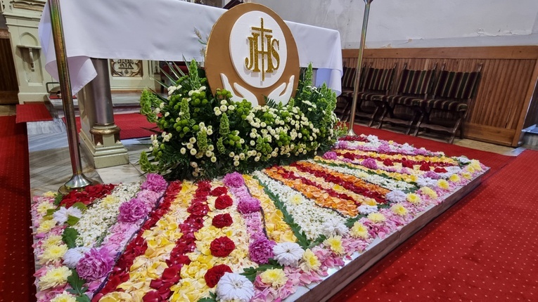 Kwieciste dywany w diecezji świdnickiej