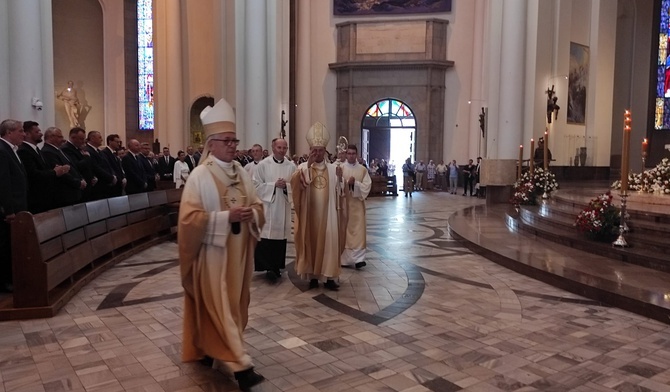 Abp Skworc: Budujemy przyszłość duchem ofiary, służby i bezinteresowności