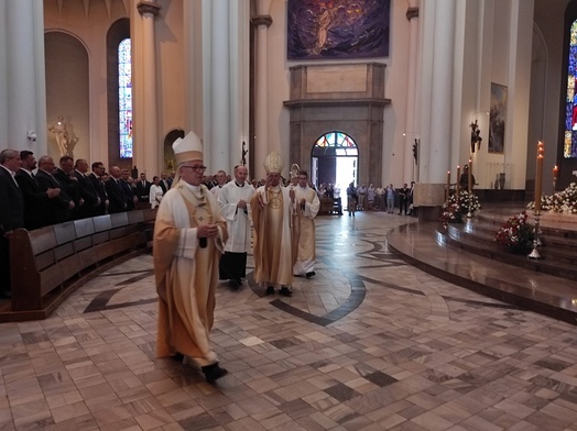 Abp Skworc: Budujemy przyszłość duchem ofiary, służby i bezinteresowności