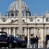 Auto staranowało barierki Watykanu. Policjanci strzelali w opony