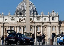 Auto staranowało barierki Watykanu. Policjanci strzelali w opony