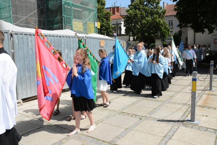 Jubileuszowa pielgrzymka dekanalna w odpust Matki Bożej Opolskiej