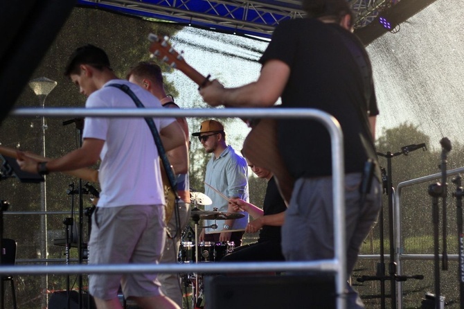 Koncert uwielbienia na przystani "Szkwał" w Kędzierzynie-Koźlu