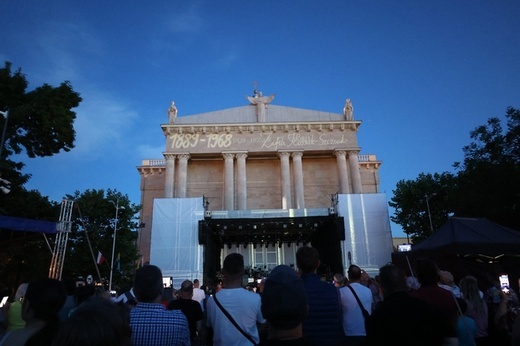 Koncert przed katedrą 