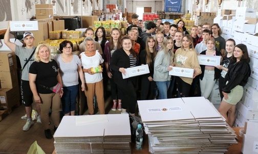 Paczki pakowali też ukraińscy uczniowie Szkół im. 72. Pułku Piechoty w Radomiu Zakładu Doskonalenia Zawodowego z opiekunami.