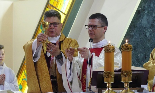 Ks. dr Marek Studenski (z prawej), przewodniczył Mszy św. odpustowej w Kętach. Obok - ks. proboszcz Wacław Pelczar.  