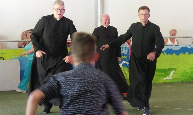 W turnieju piłki ręcznej drużyna księży zagrała w służbowych strojach.
