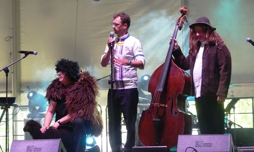 Baran Band - zespoł księży parafii w "Sercu" podczas swojego występu na scenie. 