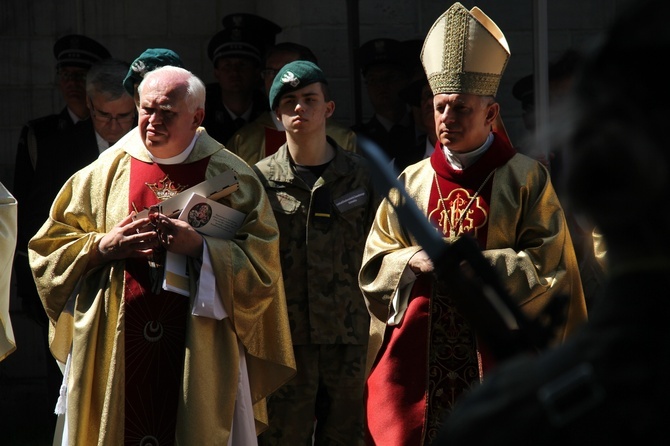 Katowice. Abp Mokrzycki święci pomnik orląt i kadetów lwowskich