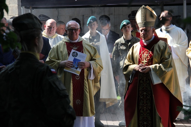 Katowice. Abp Mokrzycki święci pomnik orląt i kadetów lwowskich