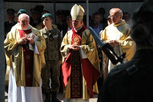 Katowice. Abp Mokrzycki święci pomnik orląt i kadetów lwowskich