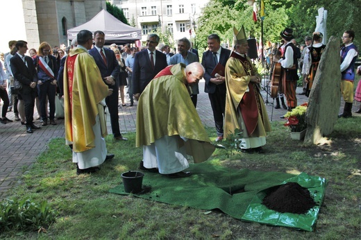 Katowice. Abp Mokrzycki święci pomnik orląt i kadetów lwowskich