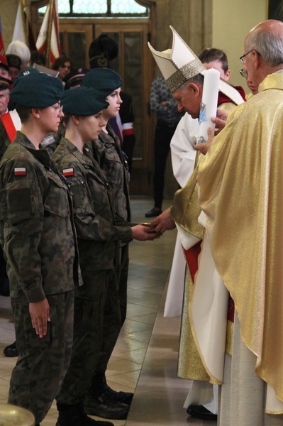 Katowice. Abp Mokrzycki święci pomnik orląt i kadetów lwowskich