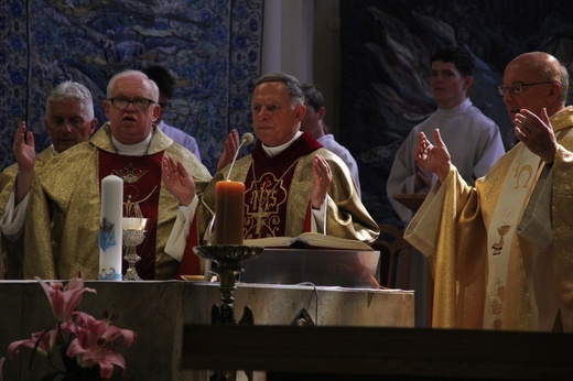 Katowice. Abp Mokrzycki święci pomnik orląt i kadetów lwowskich