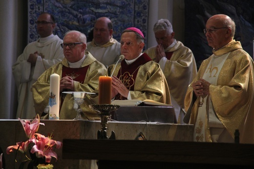 Katowice. Abp Mokrzycki święci pomnik orląt i kadetów lwowskich