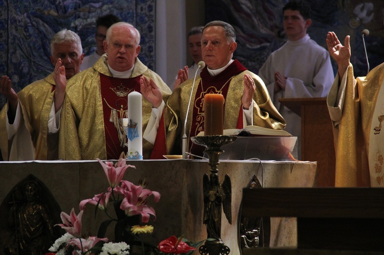 Katowice. Abp Mokrzycki święci pomnik orląt i kadetów lwowskich