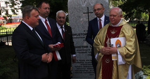 Katowice. Abp Mokrzycki święci pomnik orląt i kadetów lwowskich