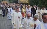 Na zakończenie Mszy Świętej odbyła się procesja eucharystyczna wokół świątyni.