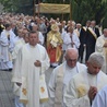 Na zakończenie Mszy Świętej odbyła się procesja eucharystyczna wokół świątyni.