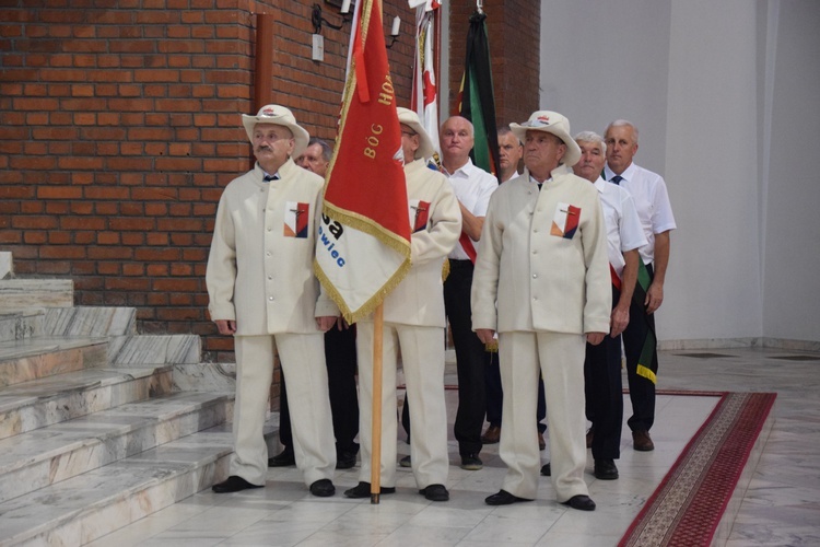 Stacja kongresowa z udziałem ludzi pracy