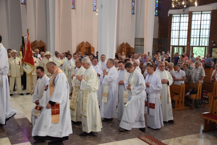 Stacja kongresowa z udziałem ludzi pracy