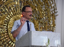 Stacja kongresowa z udziałem ludzi pracy