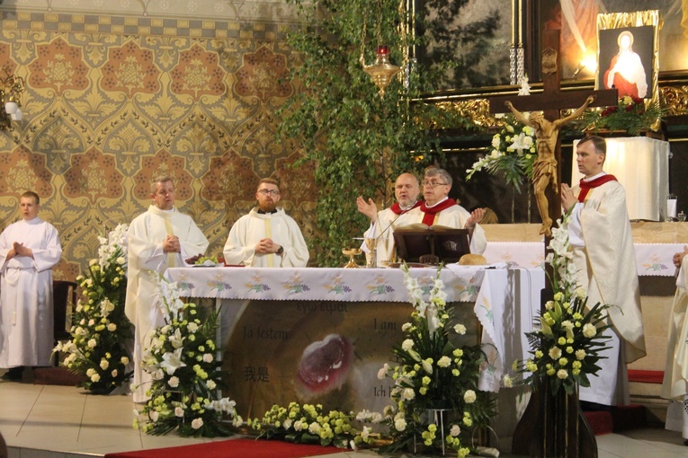 Modlą się w papieskich intencjach 