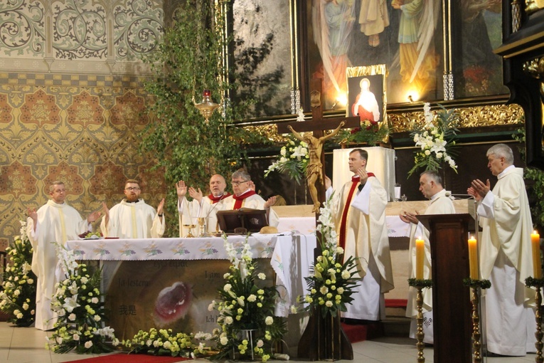 Modlą się w papieskich intencjach 