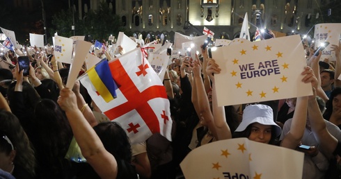 Dziesiątki tysięcy demonstrantów domagały się przyjęcia Gruzji do UE