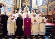 Na zakończenie Mszy św. biskup ordynariusz wręczył neoprezbiterom nominacje do parafii, w których podejmą  pracę duszpasterską.