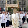 Biskup niosący Najświętszy Sakrament z katedry do pierwszego ołtarza.