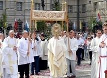 Biskup niosący Najświętszy Sakrament z katedry do pierwszego ołtarza.