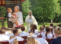 Ojciec Zdzisław Świniarski w czasie homilii przypomniał historię i przesłanie objawień z Portugalii.