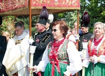 ▲	Szli za Panem Jezusem, a drogę wskazywał im wielki rodak…