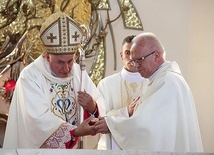 W mensie ołtarzowej umieszczono relikwie bł. Karoliny Kózki.