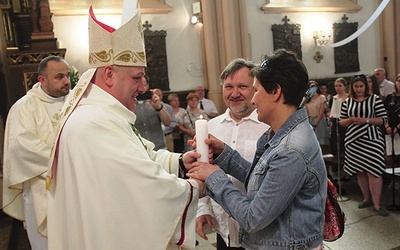 ▲	Przedstawiciele diakonii wakacyjnych rekolekcji odebrali świece oazowe.