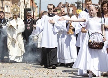 Metropolita warszawski podkreślał, że Kościół nie chce żyć obok problemów tego świata i że Eucharystia jest największym skarbem po wszystkie czasy.