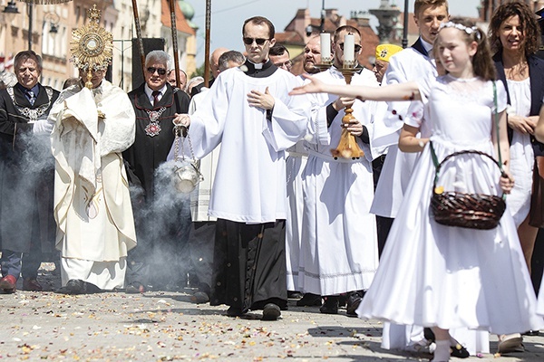 Metropolita warszawski podkreślał, że Kościół nie chce żyć obok problemów tego świata i że Eucharystia jest największym skarbem po wszystkie czasy.