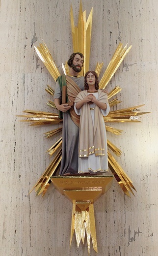 Rzeźba ołtarzowa zastąpiła niewielkich rozmiarów obraz  św. Józefa Oblubieńca.