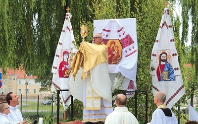 ▲	Modlitwy oraz śpiewy przy ołtarzu, który stanął przy cerkwi  na Traugutta, poprowadzone były po ukraińsku.