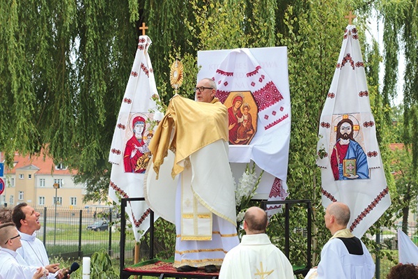 ▲	Modlitwy oraz śpiewy przy ołtarzu, który stanął przy cerkwi  na Traugutta, poprowadzone były po ukraińsku.