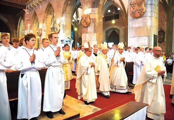 Przybyło młodych ludzi podejmujących szczególne funkcje podczas liturgii.