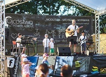 W czasie Miasteczka Ojcowskiego w Gubinie spełniło się marzenie taty Jakuba, aby zagrać ze swoim rodzinnym zespołem na scenie. Razem z nim wystąpił Maximilian (9 lat) – pianino, pads, organy, wokal, Benio (7 lat) – gitara basowa, Jonatan (5 lat) – wokal  i Olo (2 lata) – wokal.