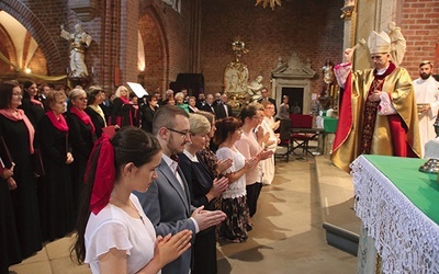 ▲	Biskup pobłogosławił absolwentów kursu dla psałterzystów.